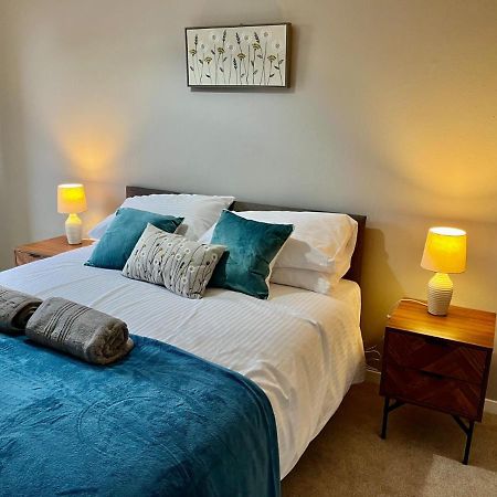 Canada House - Sleeps 6 -3 King Or 6 Single Ideal For Contractors Warrington Kültér fotó