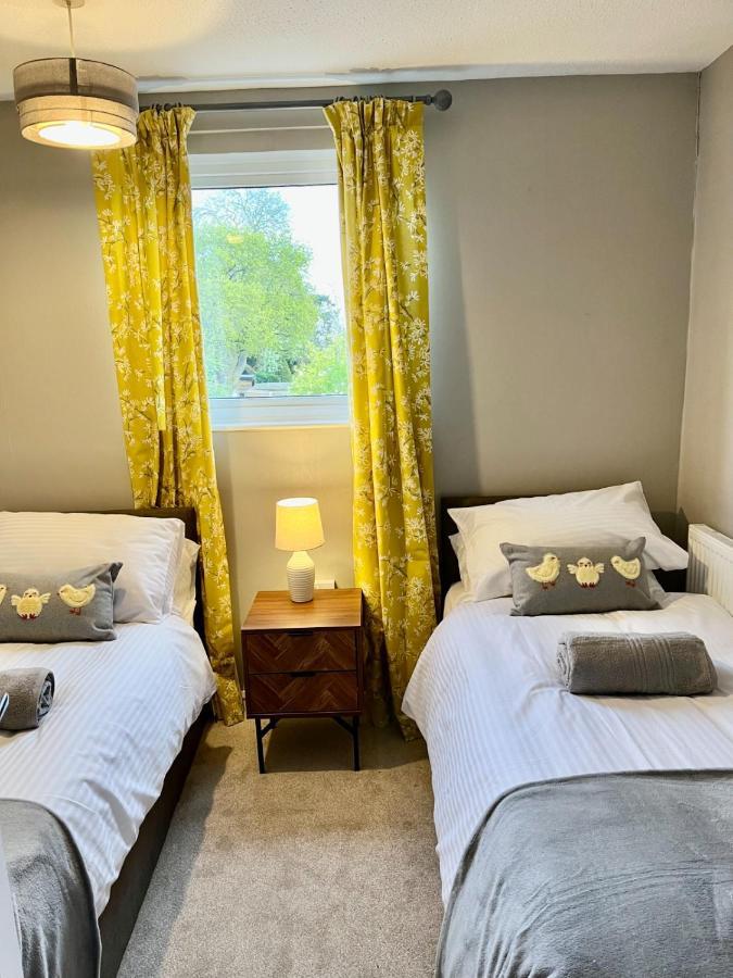 Canada House - Sleeps 6 -3 King Or 6 Single Ideal For Contractors Warrington Kültér fotó