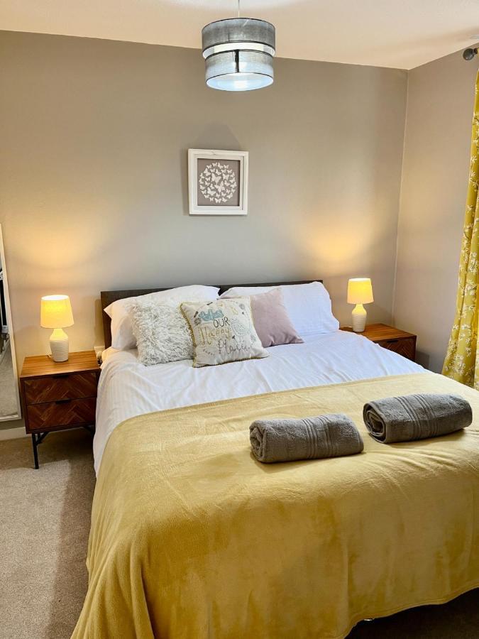 Canada House - Sleeps 6 -3 King Or 6 Single Ideal For Contractors Warrington Kültér fotó