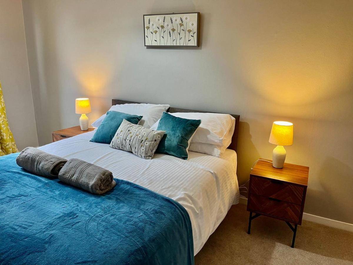 Canada House - Sleeps 6 -3 King Or 6 Single Ideal For Contractors Warrington Kültér fotó