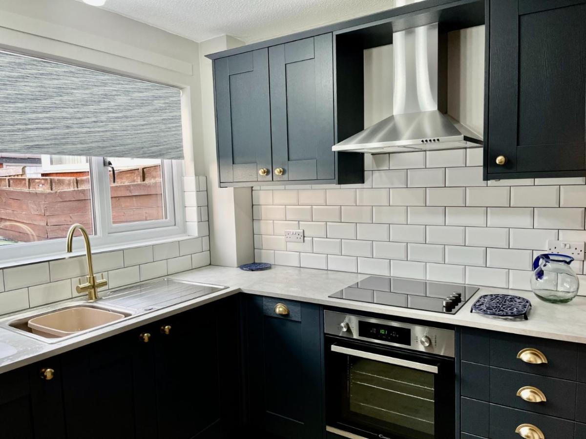 Canada House - Sleeps 6 -3 King Or 6 Single Ideal For Contractors Warrington Kültér fotó