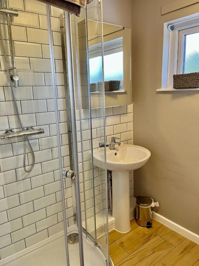 Canada House - Sleeps 6 -3 King Or 6 Single Ideal For Contractors Warrington Kültér fotó