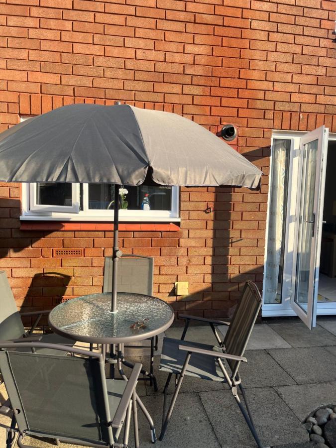 Canada House - Sleeps 6 -3 King Or 6 Single Ideal For Contractors Warrington Kültér fotó